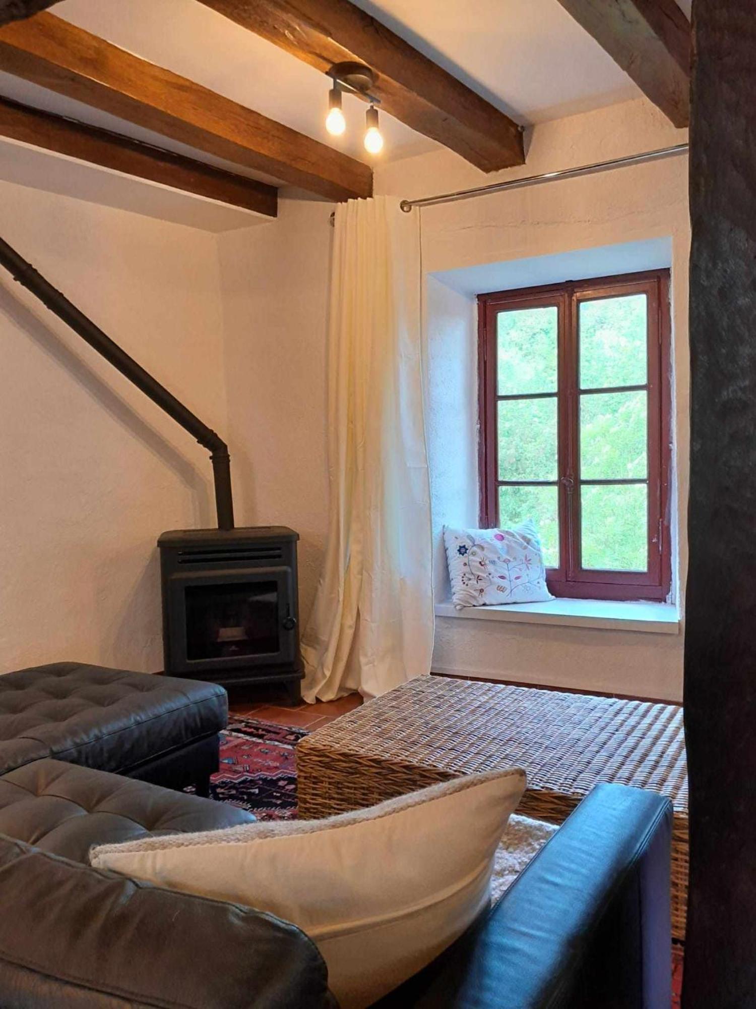Gite "La Petite" Saint-Benoit-du-Sault Exteriör bild