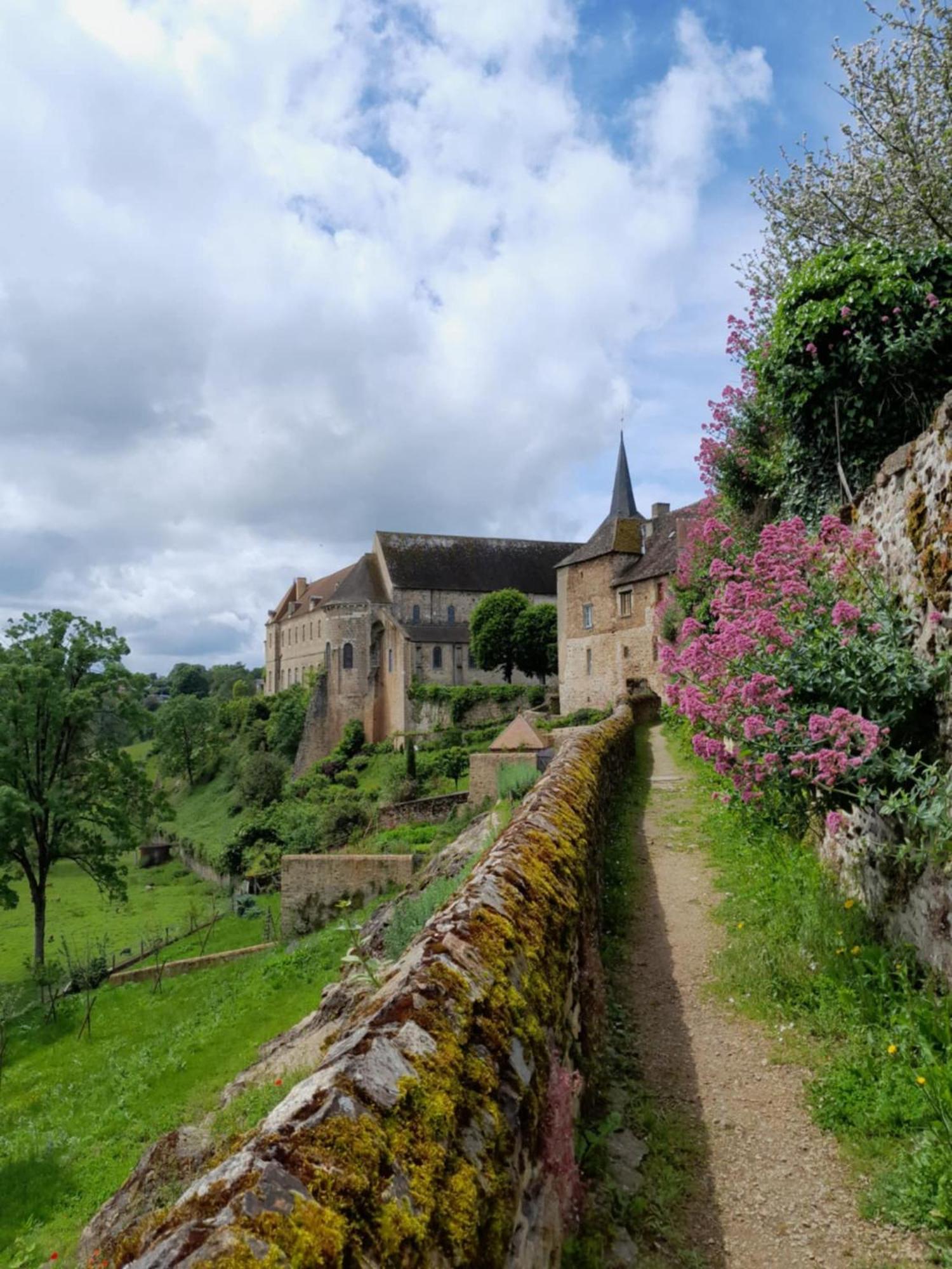 Gite "La Petite" Saint-Benoit-du-Sault Exteriör bild
