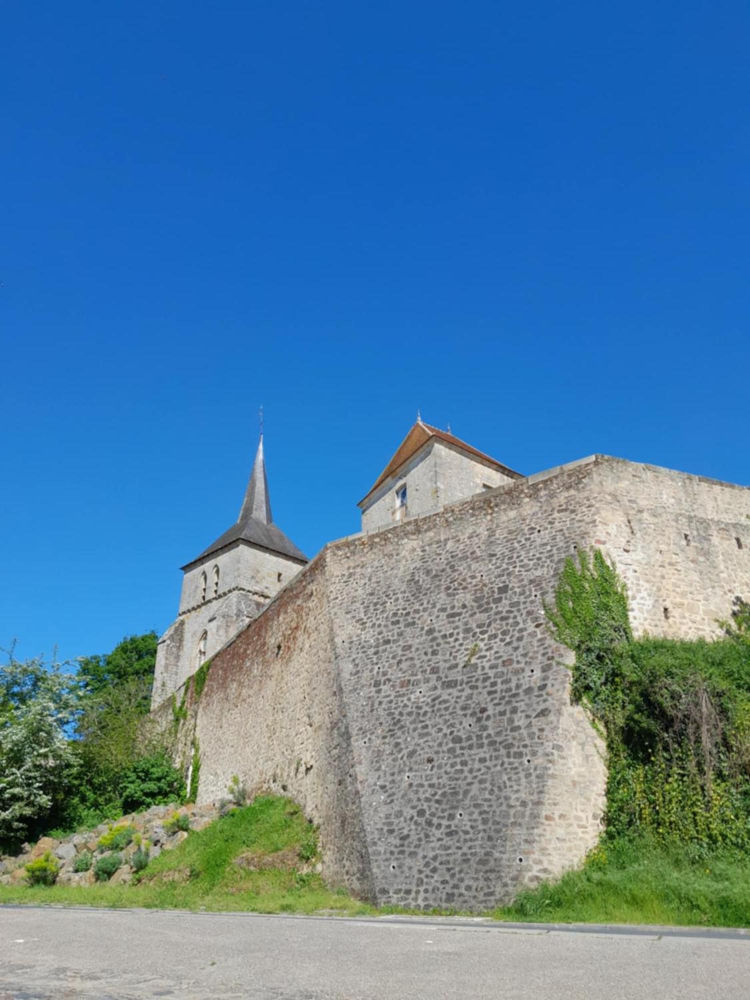 Gite "La Petite" Saint-Benoit-du-Sault Exteriör bild
