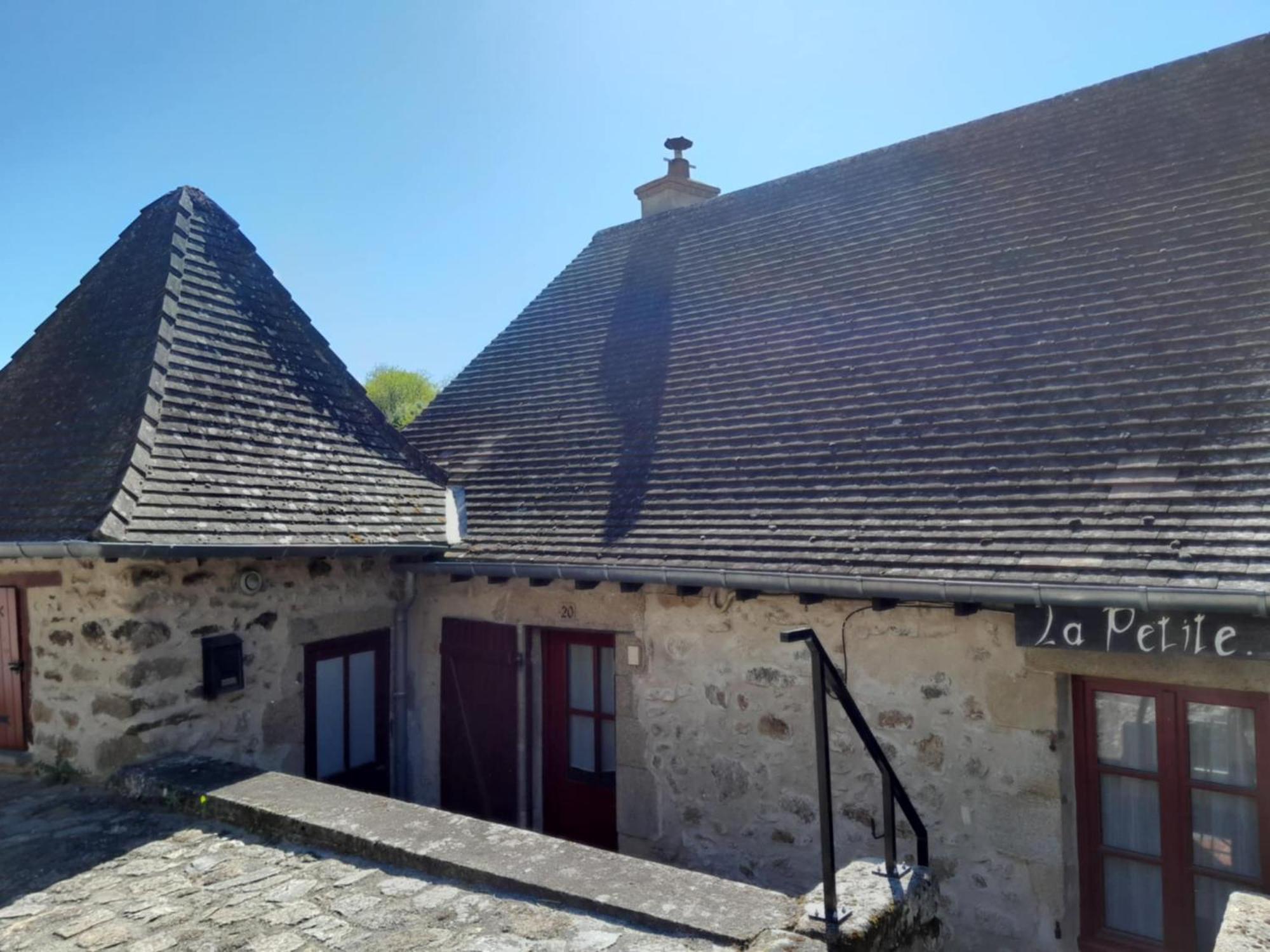 Gite "La Petite" Saint-Benoit-du-Sault Exteriör bild