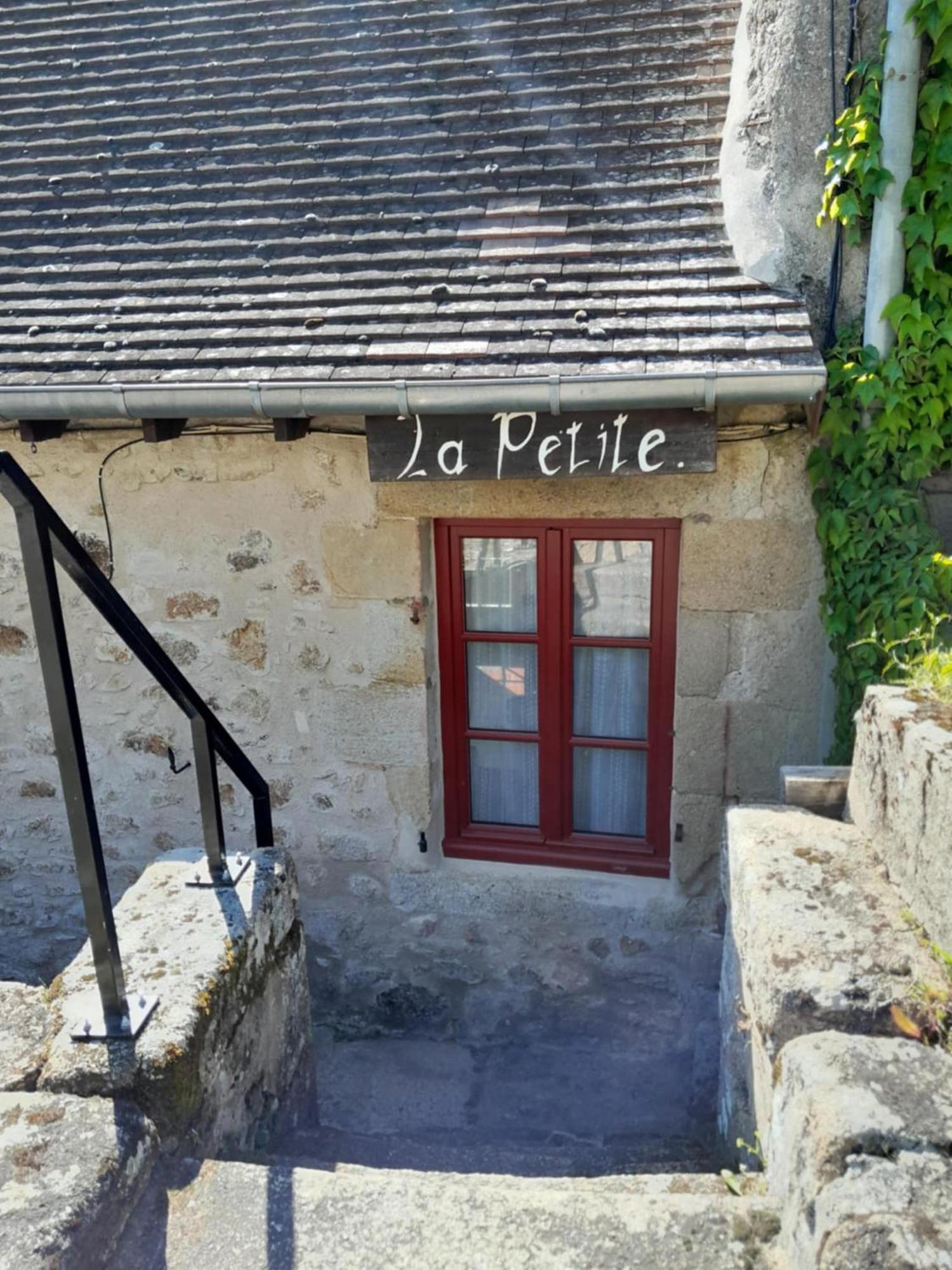Gite "La Petite" Saint-Benoit-du-Sault Exteriör bild
